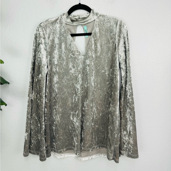 Karlie Bell Sleeve Grey Keyhole Choker Velvet Blouse - Picture 3 of 8